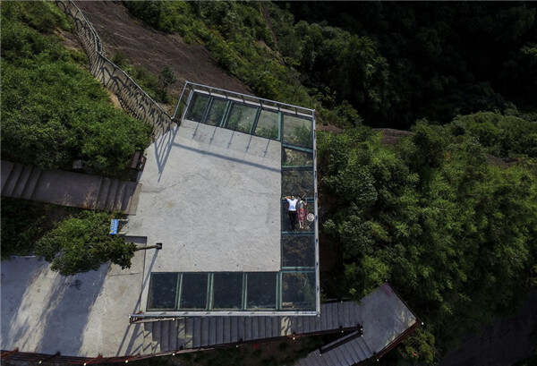 17 玻璃栈道的爱情邂逅 摄影:杨华峰.jpg