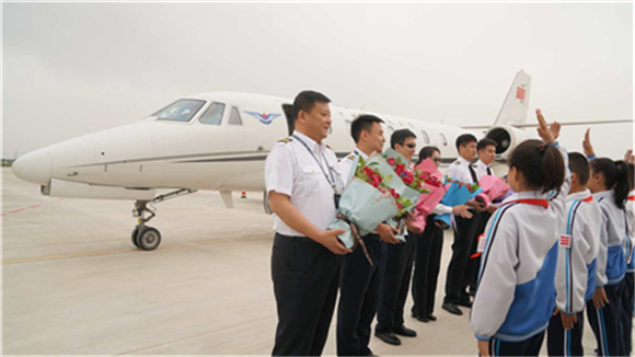 图木舒克机场工作人员为全体机组人员献上鲜花。.jpg