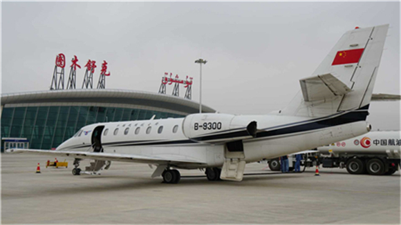 　图木舒克唐王城机场史上迎来第一架飞机。.jpg