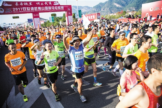 去年在武夷山举行的国际马拉松比赛吸引了万余名中外选手 图/视觉中国