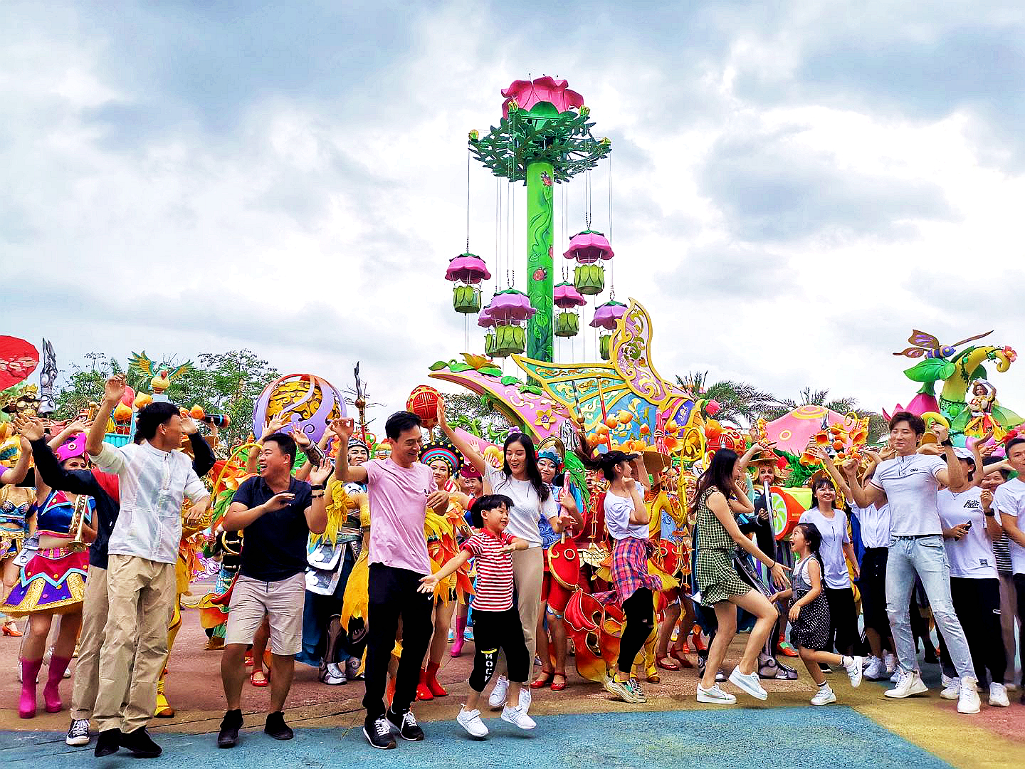 大批游客在广州融创乐园内跟着音节舞动起来，欢乐畅玩.jpg